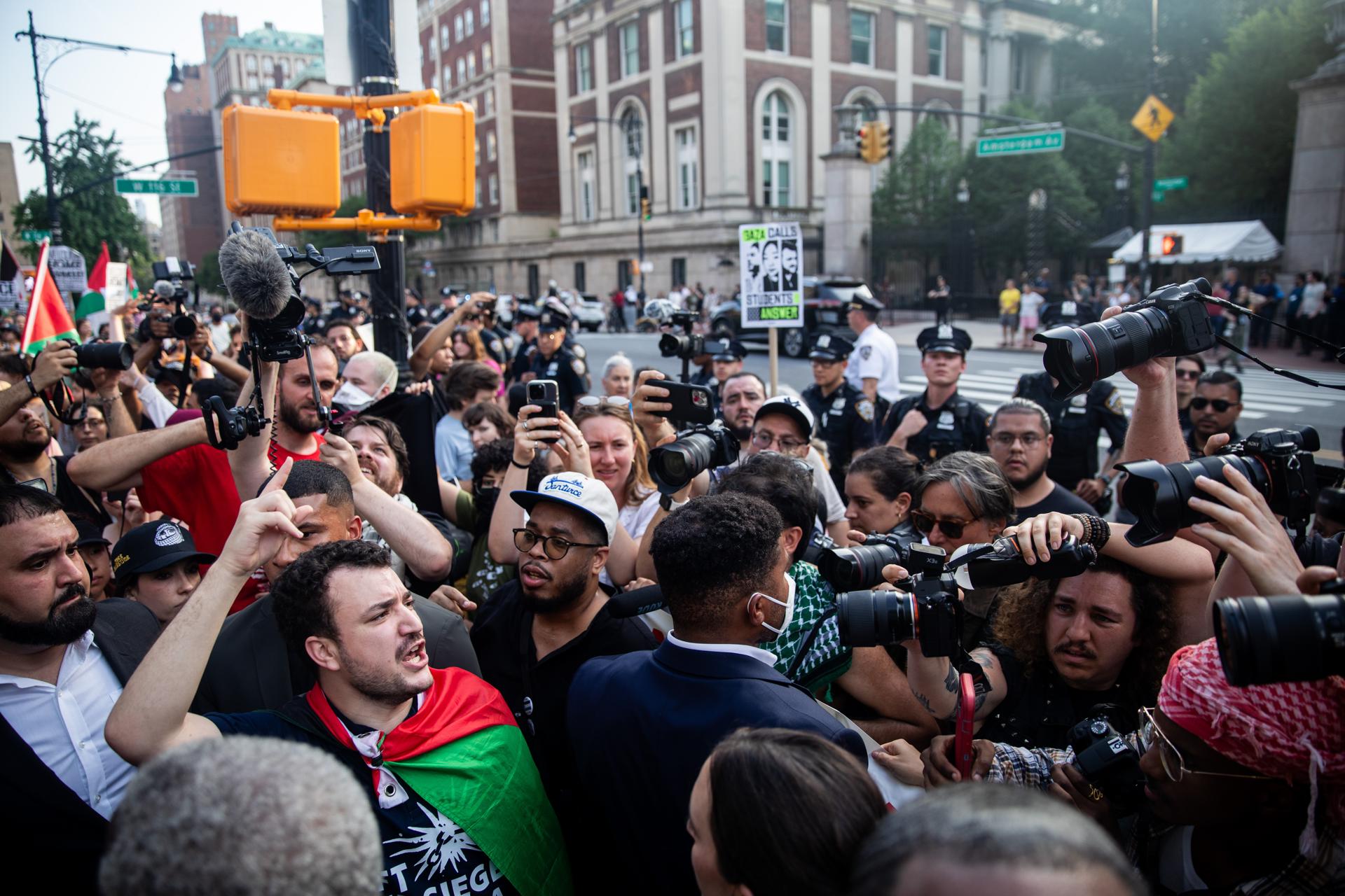 El exestudiante de la Universidad de Columbia y activista propalestino Mahmoud Khalil en una manifestación de 'Bienvenida a casa' en las escaleras de la Catedral de San Juan el Divino en Nueva York, EE. UU., el 22 de junio de 2025. EFE/JULIUS CONSTANTINE MOTAL
