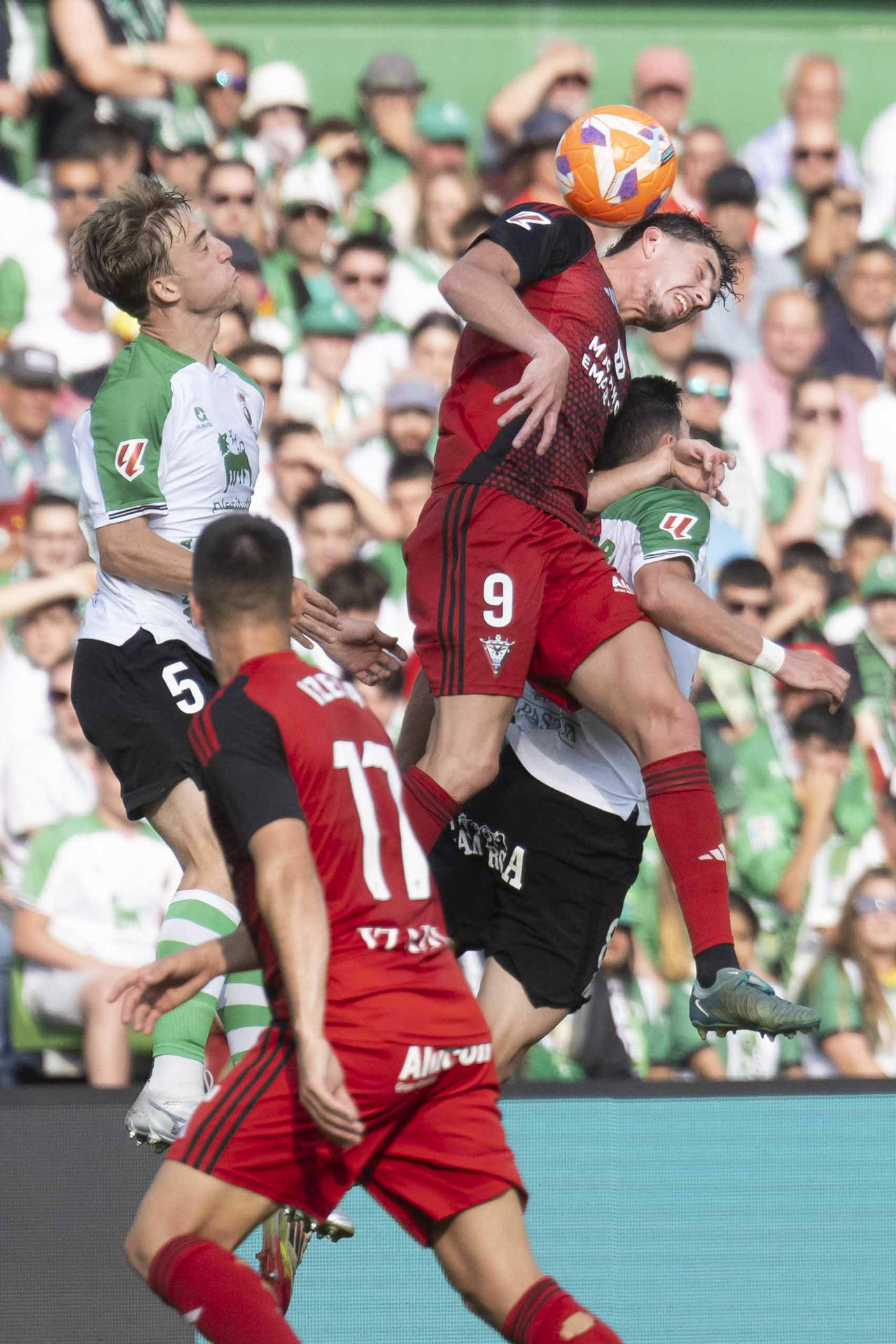 El delantero del Mirandés Joaquín Panichelli (2d) salta por el balón con Javier Castro (i), del Racing, durante el partido de playoff de ascenso a Primera División que Racing de Santander y Mirandés disputaron en El Sardinero, Santander. EFE/Pedro Puente Hoyos
