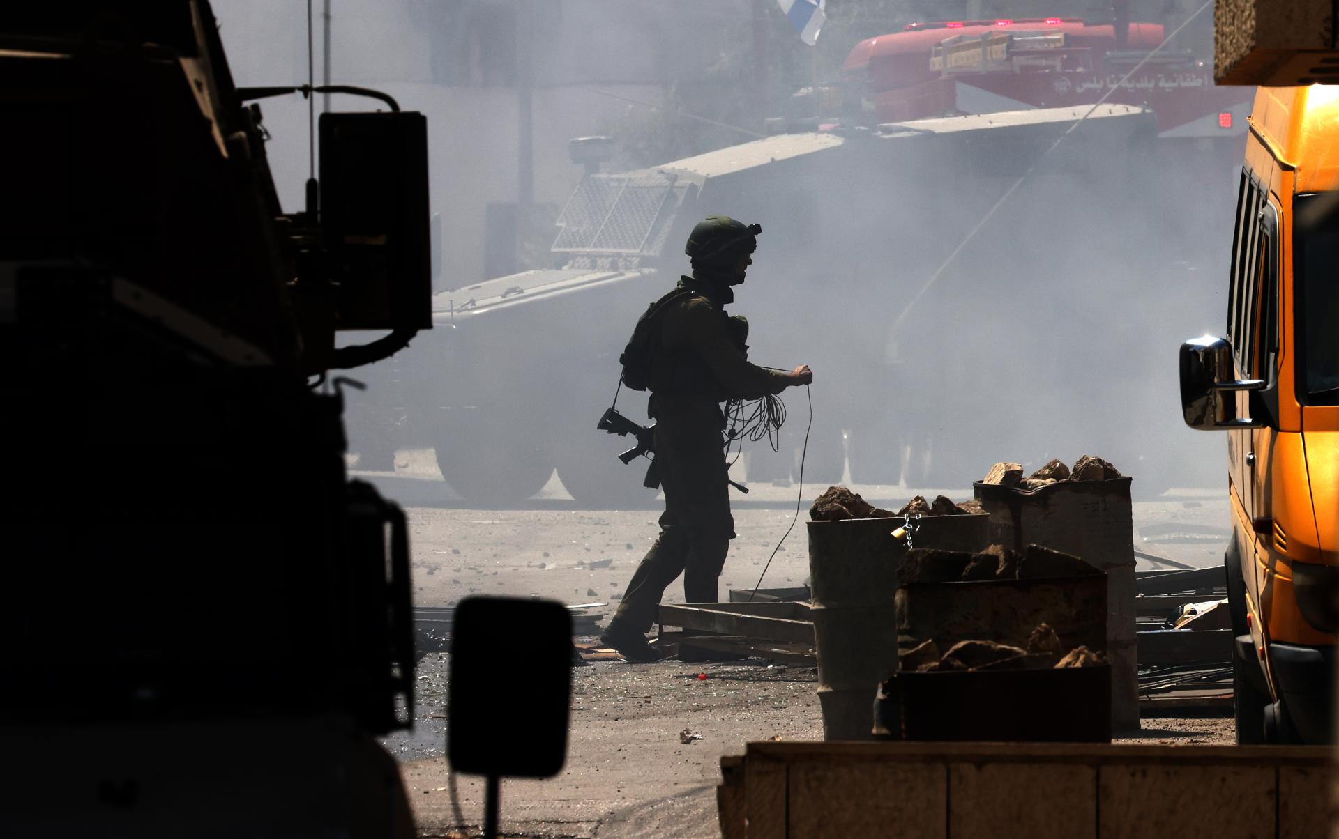 BALATA (-), 18/06/2025.- An Israeli soldier checks the area after demolishing a store with explosives during a military operation in the Balata refugee camp, near the West Bank city of Nablus, 18 June 2025. According to the Palestinian Health Ministry, at least 20 Palestinians were wounded during the operation. EFE/EPA/ALAA BADARNEH