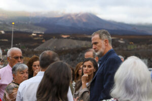Los Reyes de España, Don Felipe (d) y Doña Letizia (2d), visitan este viernes el barrio de La Laguna, en la isla de La Palma, para conocer la realidad de la reconstrucción de la isla tres años y nueve meses después de la erupción del volcán Tajogaite. EFE / LUIS G MORERA