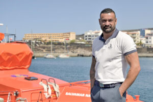 Zebenzui Cabrera, patrón de la salvamar Navia de Salvamento Marítimo, estaba fuera de servicio cuando el pasado 28 de mayo un cayuco volcó en el muelle de La Restinga (El Hierro) y provocó la muerte de siete personas, pero sí se encontraba en el puerto y sin dudar se tiró al mar, decisión que salvó vidas. EFE/Gelmert Finol