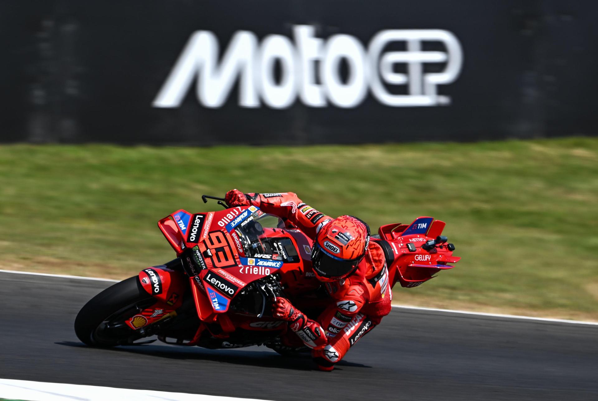 El piloto español de MotoGP Marc Márquez, del Ducati Lenovo Team, en acción durante la sesión de clasificación del Gran Premio de Italia de Motociclismo en el circuito de Mugello en Scarperia, Italia. EFE/EPA/CLAUDIO GIOVANNINI