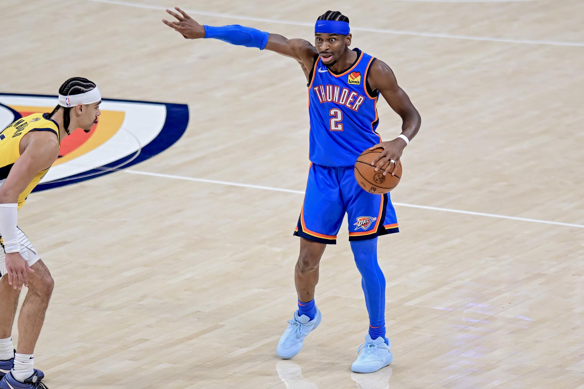 El escolta de los Oklahoma City Thunder Shai Gilgeous-Alexander (D), en acción contra el escolta de los Indiana Pacers, Andrew Nembhard (I) durante el segundo partido de las Finales de la NBA. EFE/EPA/MANUELA SOLDI SHUTTERSTOCK OUT