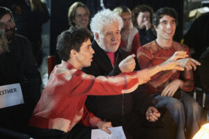 En 'Pedro x Javis', una producción televisiva de tres capítulos que dirigen Javier Calvo y Javier Ambrossi, Almodóvar deja claro que ha prohibido a sus familiares que autoricen una biografía o 'biopic' cuando él ya no esté. Sin embargo, sí ha abierto la puerta a este homenaje en vida que han rodado los directores de 'La llamada' o 'Paquita Salas'. EFE/ Mista-movistar Plus+ Comunicación SOLO USO EDITORIAL/SOLO DISPONIBLE PARA ILUSTRAR LA NOTICIA QUE ACOMPAÑA (CRÉDITO OBLIGATORIO)