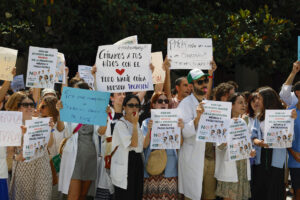 Los médicos aragoneses convocados a la huelga convocada por el sindicato médico CESM para protestar por la reforma del Estatuto Marco, el documento que regula las condiciones laborales del personal del Sistema Nacional de Salud, y exigir mejoras en la sanidad pública, que exigirán en una concentración ante la Delegación del Gobierno. EFE/Javier Cebollada