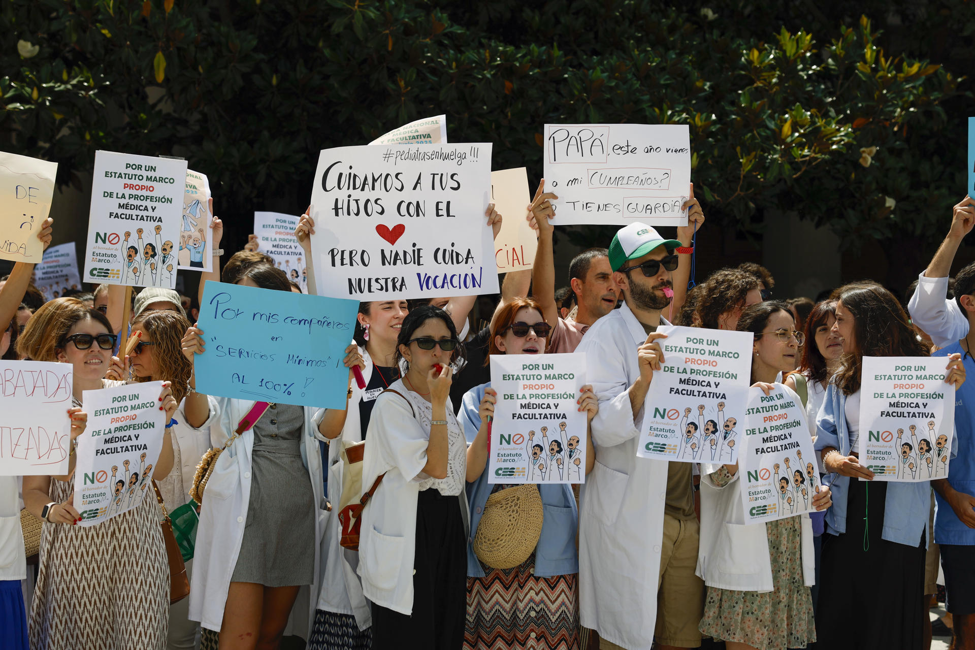 Los médicos aragoneses convocados a la huelga convocada por el sindicato médico CESM para protestar por la reforma del Estatuto Marco, el documento que regula las condiciones laborales del personal del Sistema Nacional de Salud, y exigir mejoras en la sanidad pública, que exigirán en una concentración ante la Delegación del Gobierno. EFE/Javier Cebollada