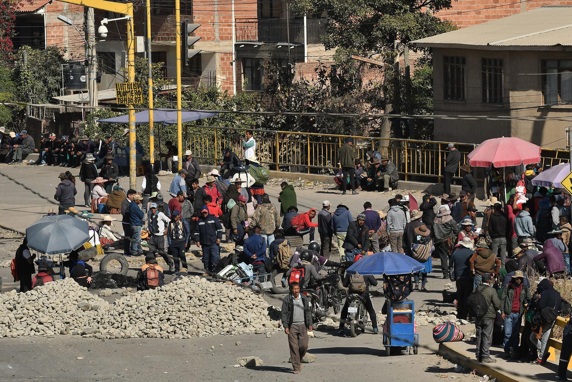 Los bloqueos de carreteras que realizan desde el lunes los seguidores del expresidente de Bolivia, Evo Morales, para forzar su candidatura en las próximas elecciones generales, han dejado hasta este jueves pérdidas económicas por unos 41,6 millones de dólares, según cifras reportadas por el Gobierno y el sector privado. EFE/Jorge Ábrego