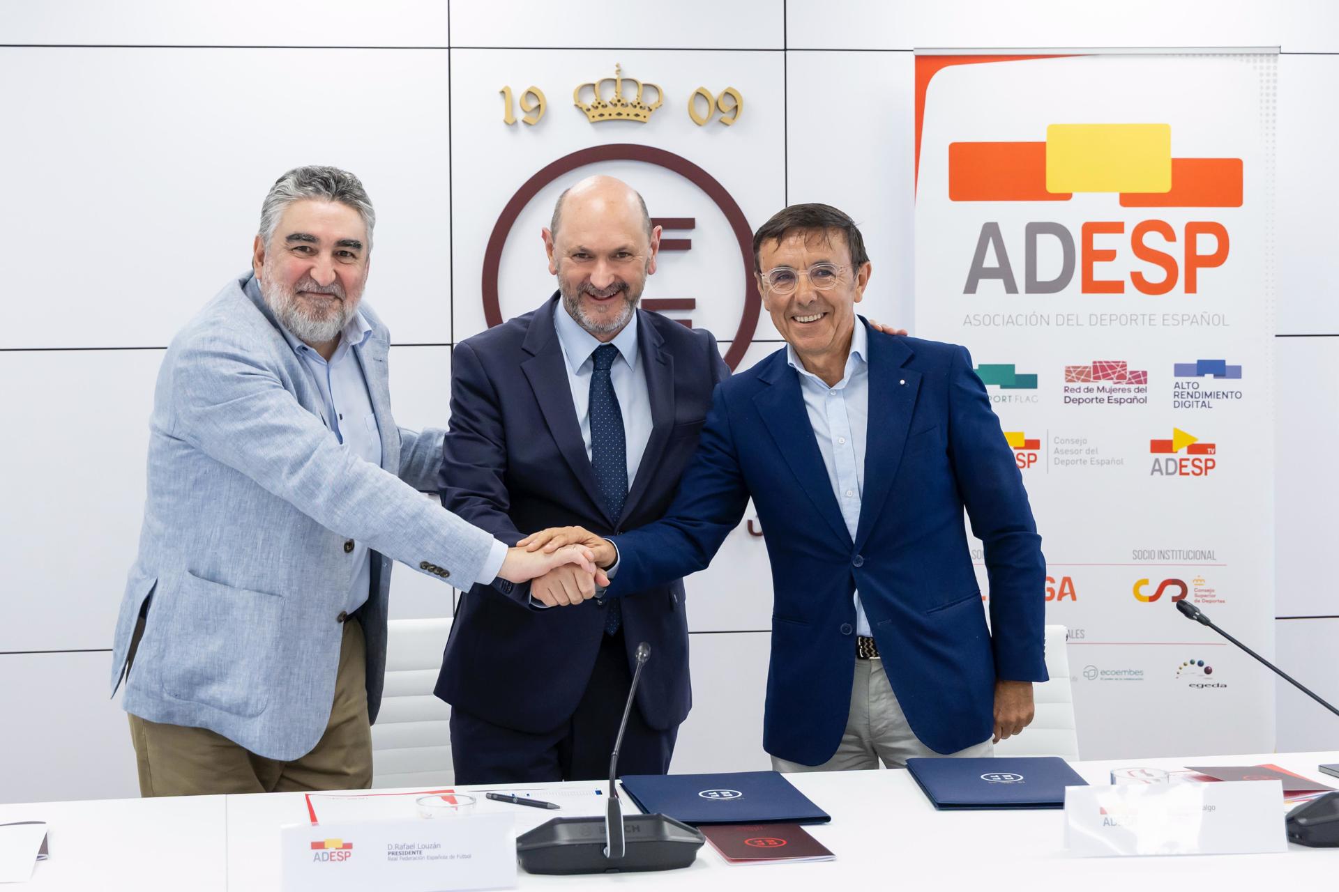 El presidente de la Asociación del Deporte Español (ADESP), José Hidalgo, (dch), y el presidente de la Federación Española de Fútbol (RFEF),Rafael Louzán (c), firmaron el acuerdo de adhesión de esta al colectivo, en un acto en el que participó el presidente del Consejo Superior de Deportes (CSD), José Manuel Rodríguez Uribes.EFE/RFEF