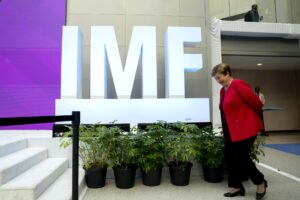 El Fondo Monetario Internacional (FMI) dijo este jueves que ha visto "sorpresas positivas" para el crecimiento de las economías emergentes y en desarrollo en los tres primeros meses del año. EFE/Will Oliver
