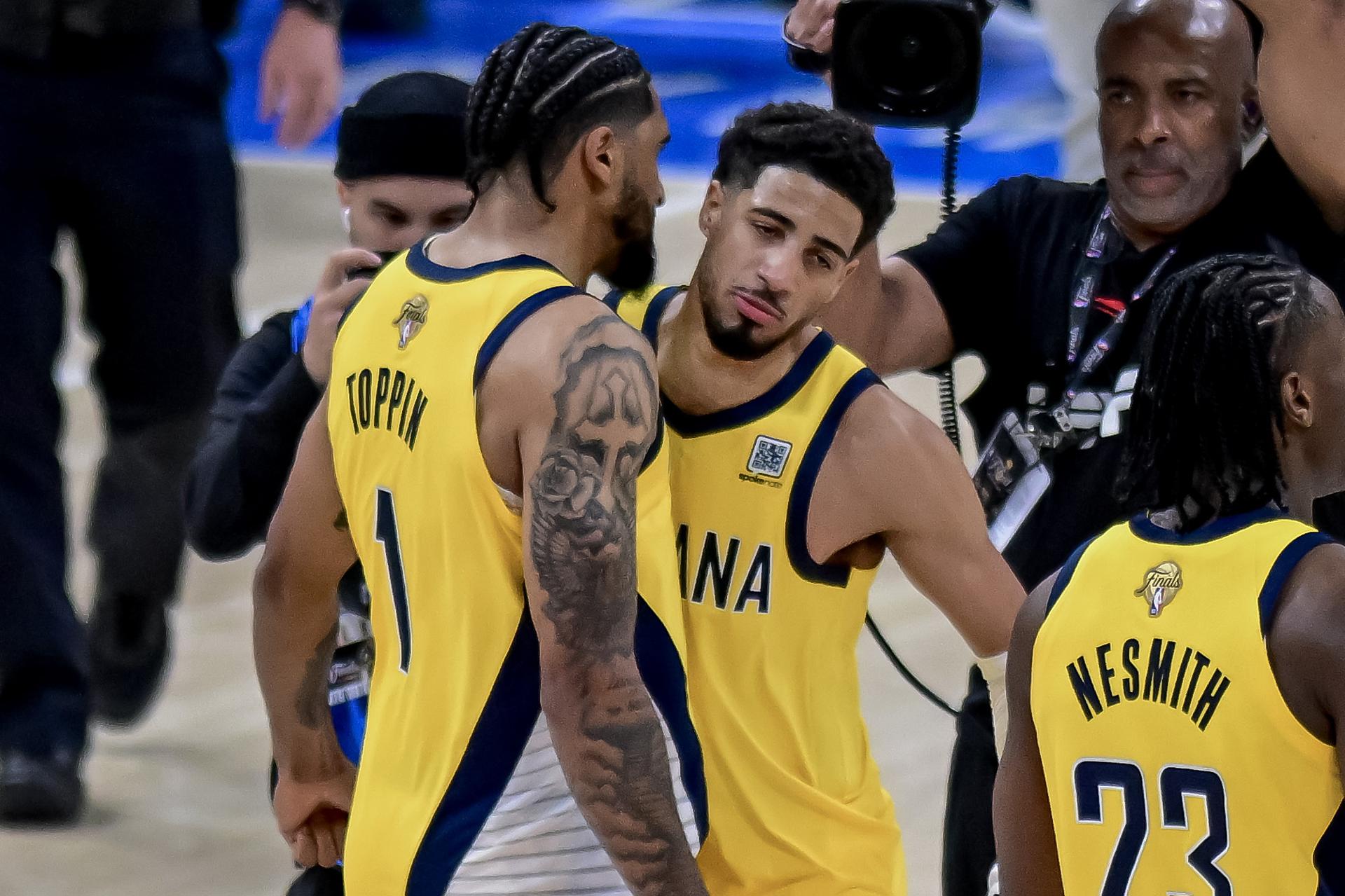 Tyrese Haliburton (d) celebra con su compañero de los Indiana Pacers (i) luego de la victoria ante los Oklahoma City Thunder. EFE/Manuela Soldi
