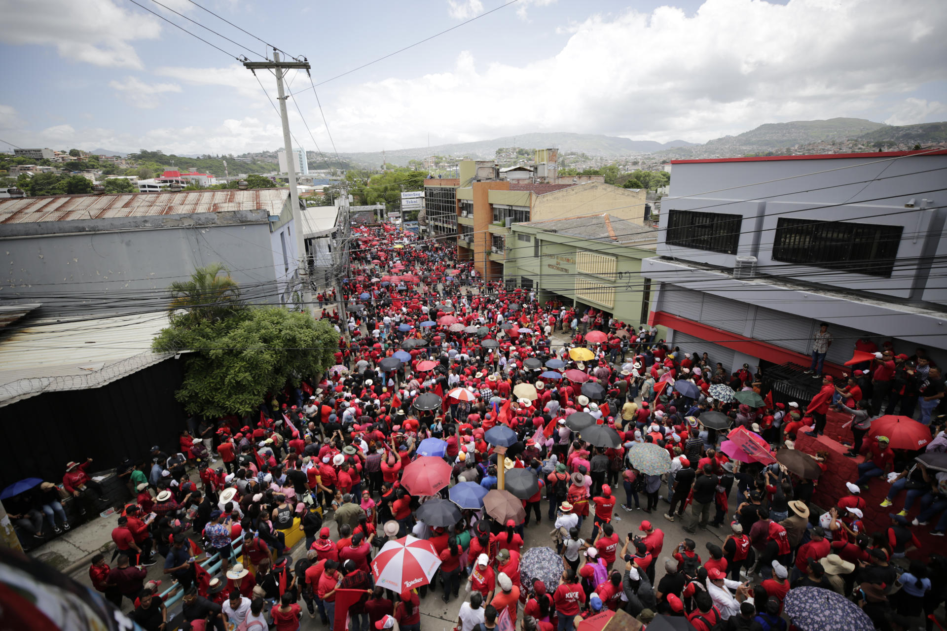 Simpatizantes del partido Libertad y Refundación participan en una marcha en conmemoración del decimosexto aniversario del golpe de Estado militar que derrocó al expresidente de Honduras Manuel Zelaya, este sábado, en Tegucigalpa (Honduras). EFE/ Gustavo Amador