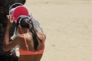 Una joven se refresca en la playa de Alicante durante este jueves. EFE/Morell