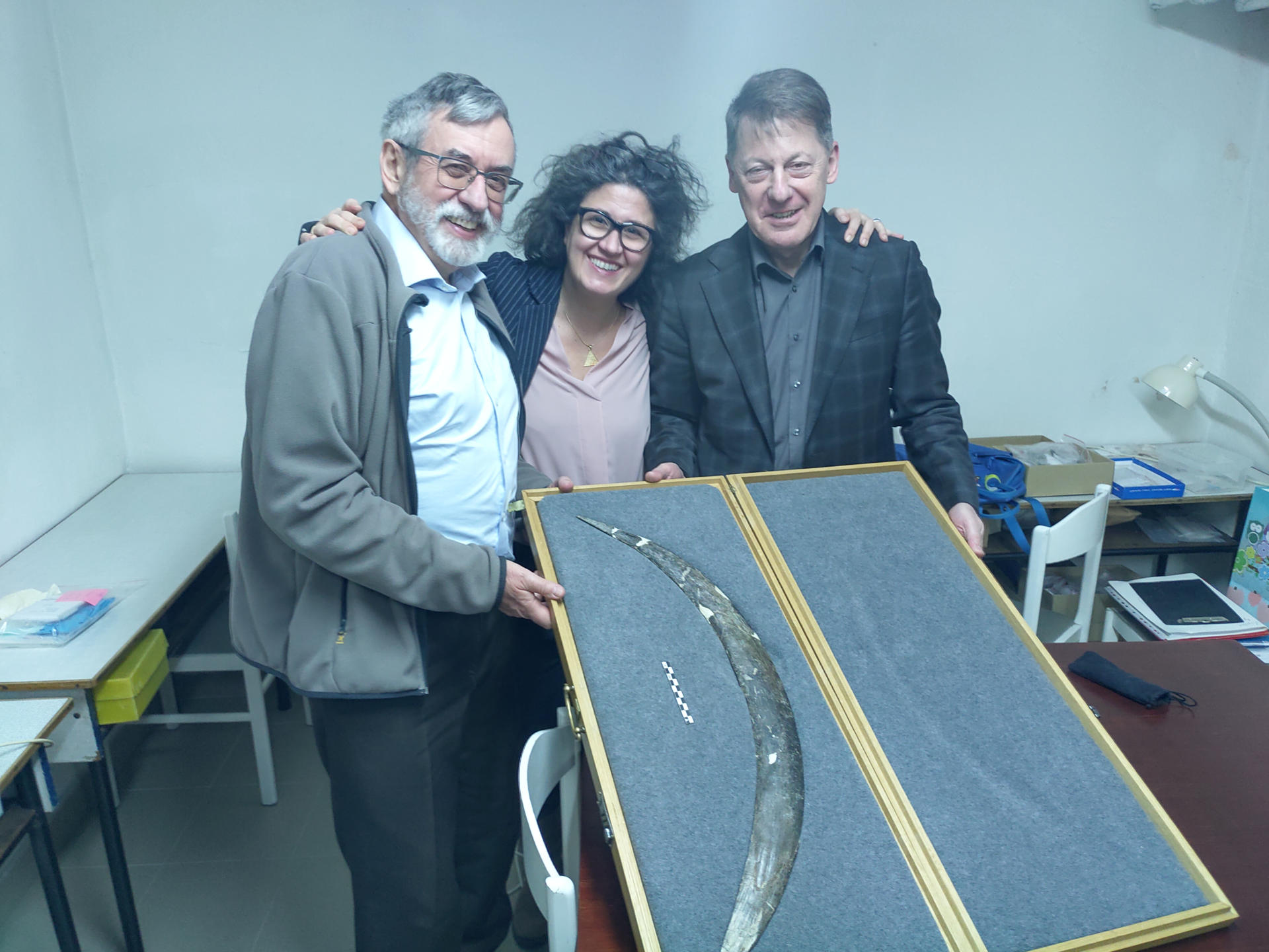 Los investigadores Sahra Talamo, Paweł Valde-Nowak (i) y Adam Nadachowski (d), firmantes del estudio, con el bumerán. Crédito:  Talamo et al./Imagen cedida por Plos/SOLO USO EDITORIAL