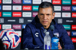 AME6789. CINCINNATI (ESTADOS UNIDOS), 17/06/2025.- El entrenador de Pachuca Jaime "Jimmy" Lozano, habla en una rueda de prensa este martes, en el estadio TQL en Cincinnati (EE.UU.). Los Tuzos del Pachuca del fútbol mexicano, liderados el delantero venezolano Salomón Rondón, saldrán este miércoles a intentar sorprender al Red Bull Salzburg austríaco, en el debut de ambos equipos en el Mundial de Clubes. EFE/Juan Ignacio Roncoroni