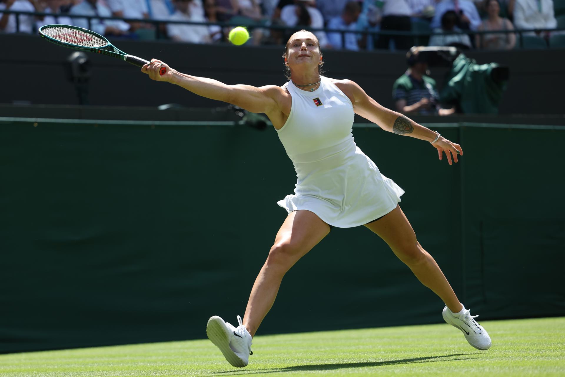 La bielorrusa Aryna Sabalenka en su debut ante la canadiense Carson Branstine en Wimbledon. EFE/EPA/NEIL HALL