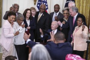 Fotografía de archivo del expresidente Joe Biden (C) en la declaración del Día Nacional del Juneteenth en Washington, DC. EFE//OLIVER CONTRERAS / POOL