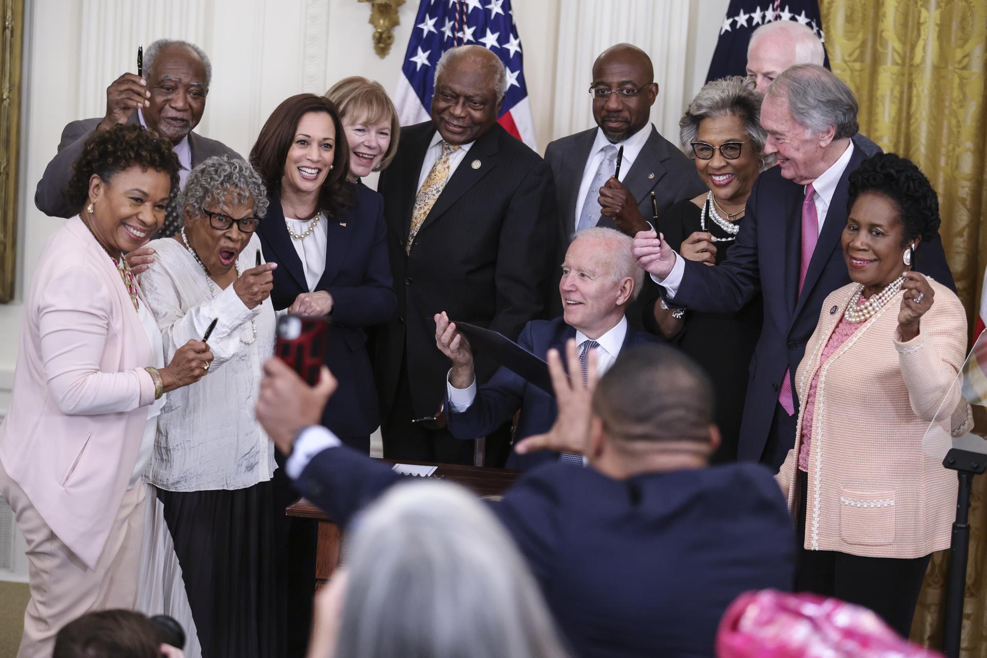 Fotografía de archivo del expresidente Joe Biden (C) en la declaración del Día Nacional del Juneteenth en Washington, DC. EFE//OLIVER CONTRERAS / POOL