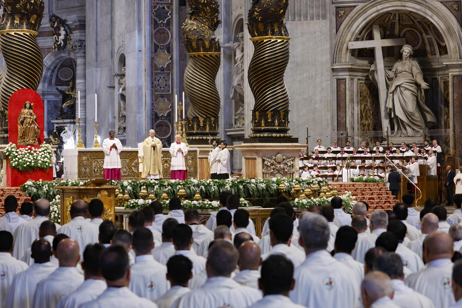 El papa León XIV durante la misa celebrada este viernes con motivo del Jubileo de los sacerdotes en la basílica de San Pedro. EFE/EPA/FABIO FRUSTACI
