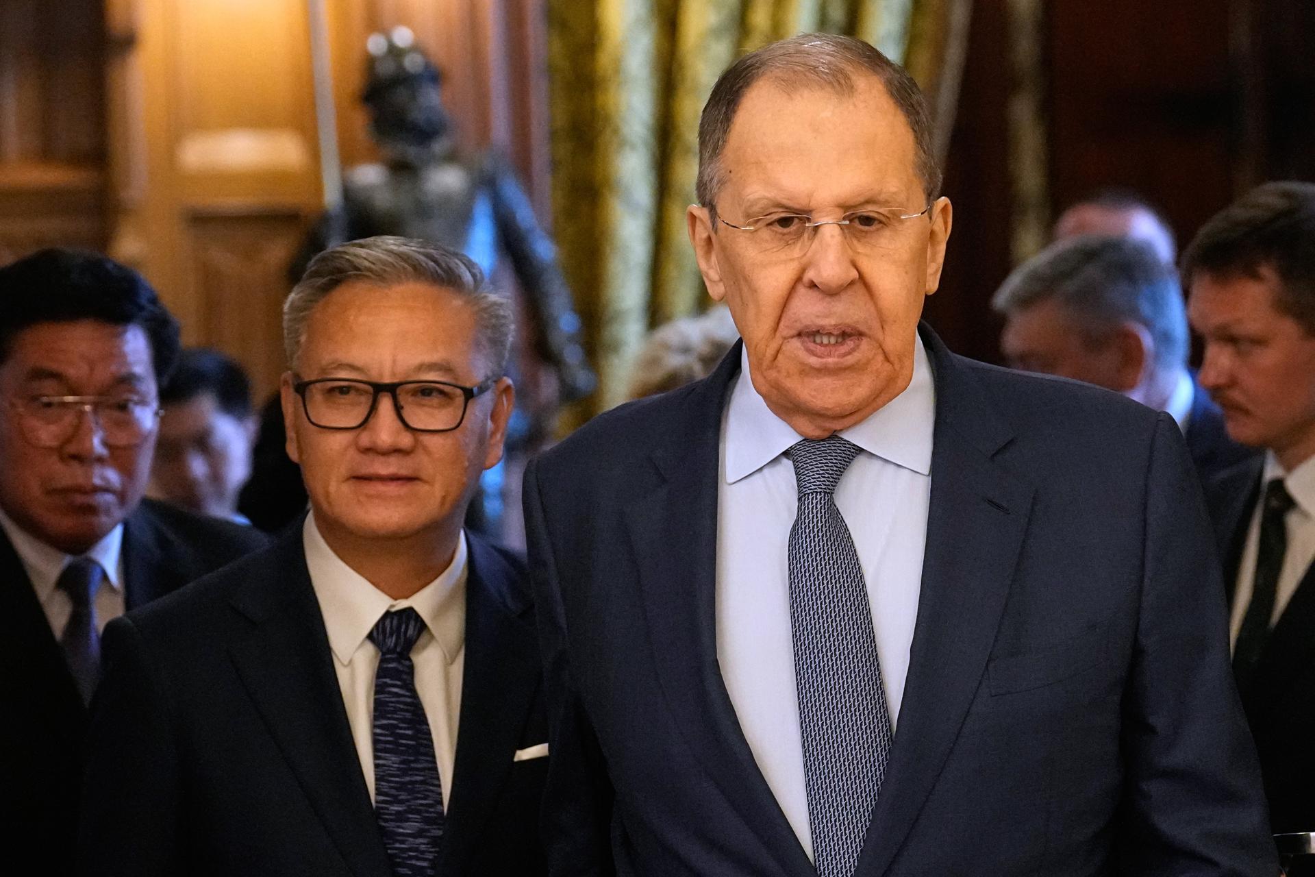 El ministro de Relaciones Exteriores de Rusia, Sergei Lavrov, (R), este jueves en Moscú.EFE/EPA/ALEXANDER ZEMLIANICHENKO / POOL