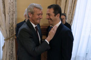 El presidente de la Xunta, Alfonso Rueda (i), saluda al exconselleiro de Mar, Alfonso Villares (d), durante el acto de toma de posesión de su sucesora en el cargo, Marta Villaverde, este jueves en Santiago de Compostela. Alfonso Villares dimitió ayer tras una denuncia de la presentadora Paloma Lago contra él por agresión sexual. EFE/Lavandeira jr.