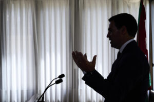 El lehendakari Imanol Pradales ha comparecido en el Palacio de Ajuria Enea tras la reunión ordinaria del Consejo de Gobierno este martes, tras la cual ha hecho un balance del primer año de legislatura. EFE/ADRIAN RUIZ HIERRO