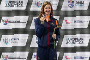 Iris Tió muestra la medalla de la plata lograda en la Final Técnica Individual Femenina del Campeonato Europeo de Natación Artística en el Complejo de la Piscina Olímpica de Funchal (Portugal). EFE/EPA/HOMEM DE GOUVEIA
