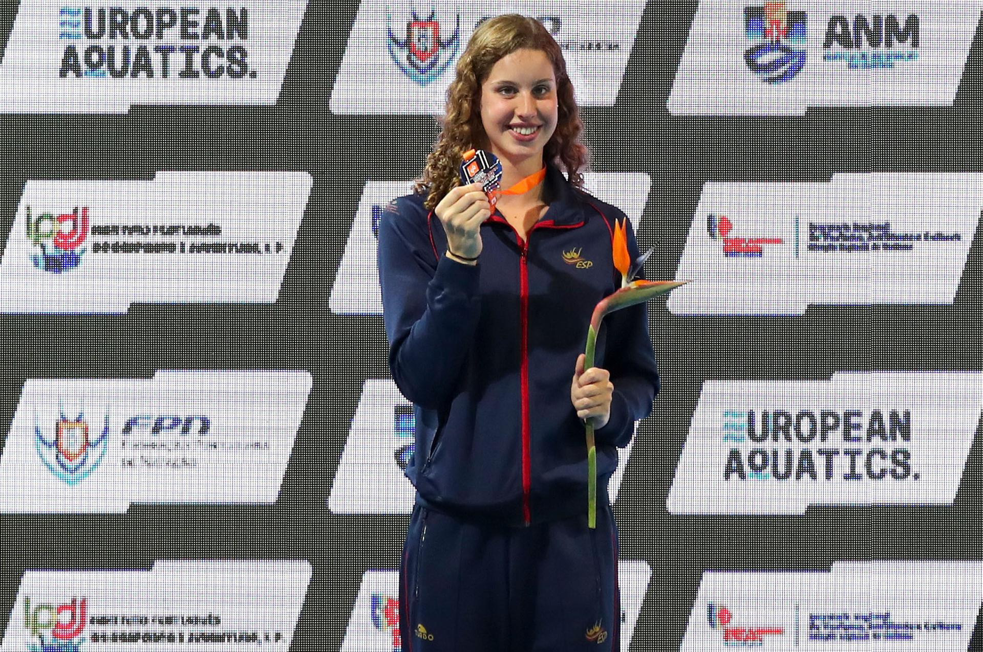 Iris Tió muestra la medalla de la plata lograda en la Final Técnica Individual Femenina del Campeonato Europeo de Natación Artística en el Complejo de la Piscina Olímpica de Funchal (Portugal). EFE/EPA/HOMEM DE GOUVEIA