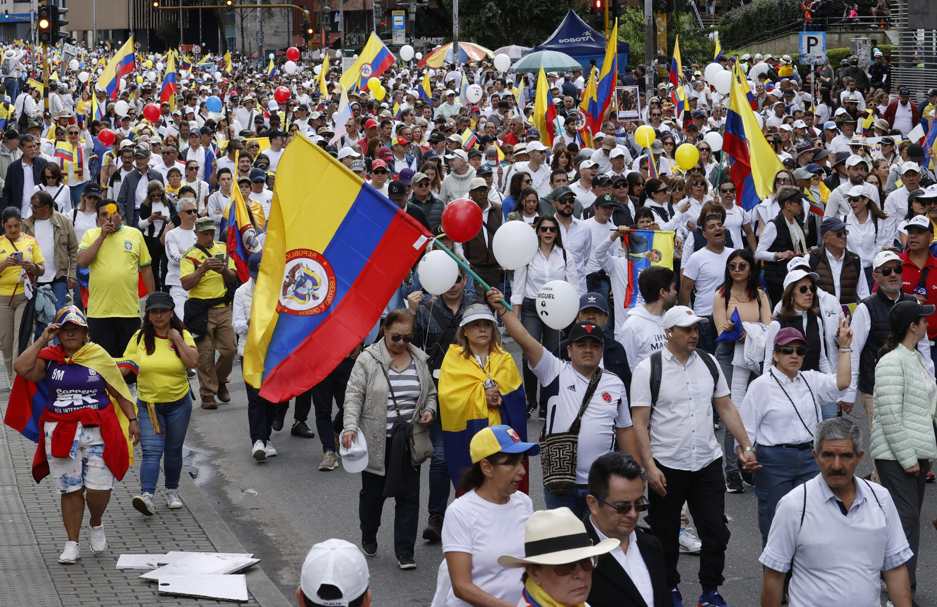 Personas se manifiestan durante la "Marcha del silencio" este domingo, en Bogotá (Colombia). EFE/Mauricio Dueñas Castañeda
