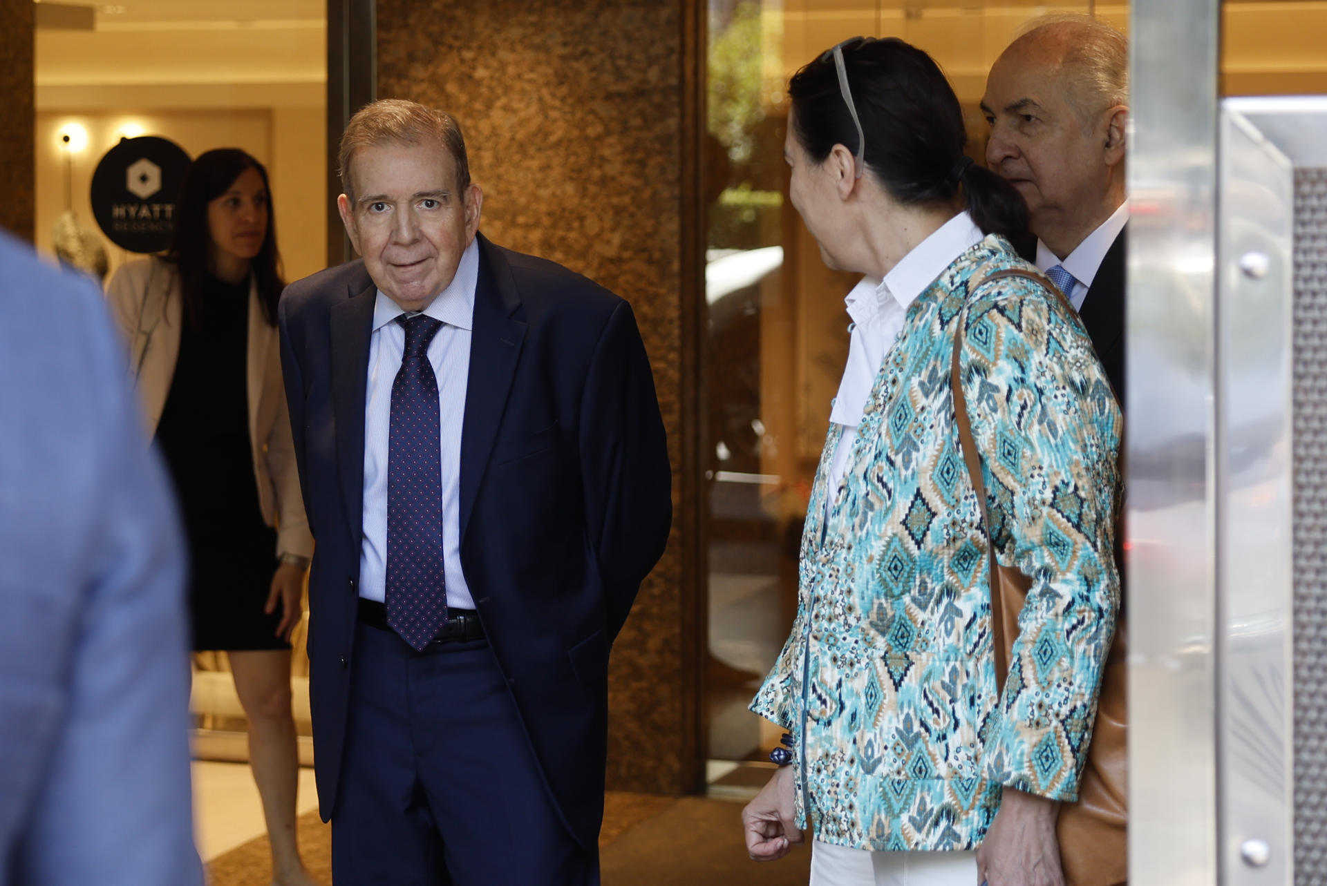 El líder opositor de Venezuela Edmundo González Urrutia (i) a su salida de la reunión con el presidente argentino, Javier Milei, quien se encuentra en Madrid para intervenir este domingo en la clausura del Madrid Economic Forum 2025. EFE/Sergio Pérez