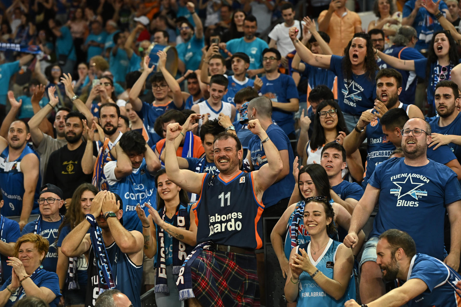 La afición del Fuenlabrada celebra la victoria tras el partido de la segunda semifinal de la Final Four de ascenso a Liga Endesa que Flexicar Fuenlabrada y Súper Agropal Palencia disputaron este sábado en la Caja Mágica, en Madrid.EFE/Fernando Villar
