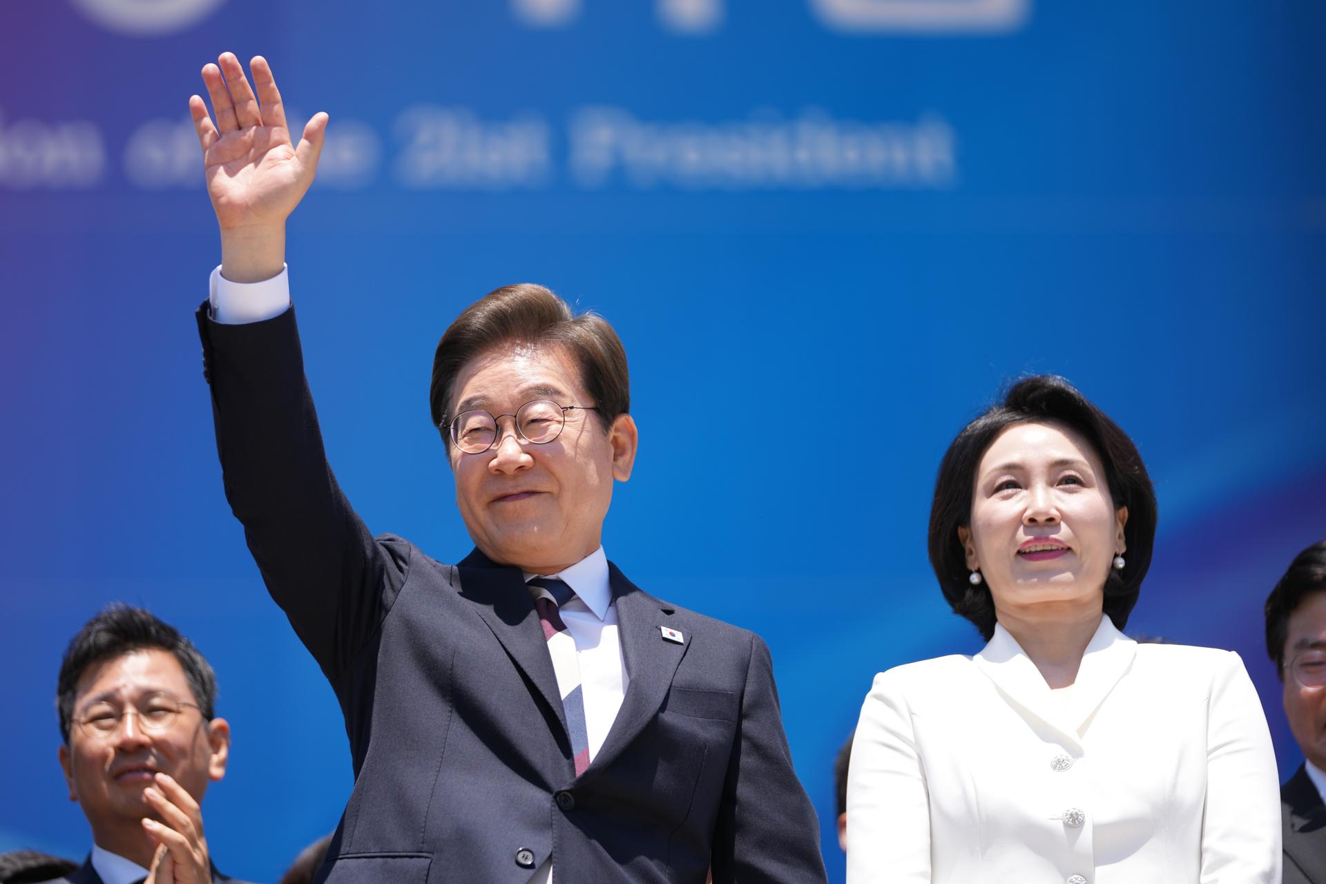 El nuevo presidente de Corea del Sur, Lee Jae-myung, y su esposa Kim Hea Kyung, al despedirse luego de la ceremonia de investidura del mandatario, en la Asamblea Nacional, en Seúl (Corea del Sur) EFE/Lee Jin-man/Pool