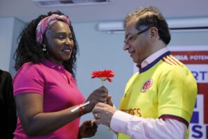 Fotografía de archivo, tomada en octubre de 2022, del entonces candidato y actual presidente de Colombia, Gustavo Petro (d), durante un acto de campaña con la que fue su primera ministra del Deporte y excampeona olímpica, María Isabel Urrutia, en Bogotá (Colombia). EFE/Carlos Ortega