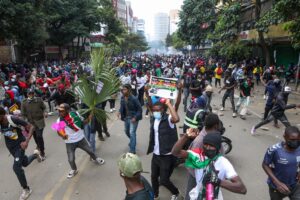 Manifestantes reaccionan al gas lacrimógeno disparado por la policía durante una protesta en el distrito central de negocios de Nairobi, Kenia, el 25 de junio de 2025. EFE/EPA/STRINGER