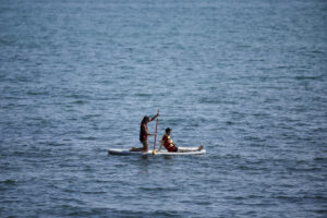 Una pareja realiza paddle-surf en aguas de la playa de la Malvarrosa durante el viernes. EFE/Biel Aliño