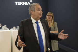 El ministro de Industria y Turismo, Jordi Hereu, visita con la delegada del Gobierno en Cantabria, Eugenia Gómez de Diego, la planta de Teknia en la localidad cántabra de Ampuero, este viernes. EFE/Pedro Puente Hoyos
