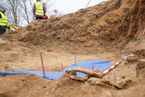 La Asociación Recuerdo y Dignidad realiza trabajos de exhumación en Renieblas (Soria) de dos personas desaparecidas, asesinadas y enterradas clandestinamente durante la Guerra Civil y la dictadura franquista, de la mano de la Sociedad de Ciencias Aranzadi. EFE/Wifredo García
