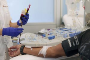 Fotografía de archivo de una persona donando sangre.
EFE/Nacho Gallego