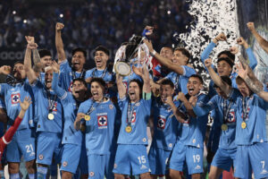 Los jugadores de Cruz Azul celebran tras ganar la final de la Copa de Campeones de la Concacaf ante Vancouver Whitecaps. EFE/ José Méndez
