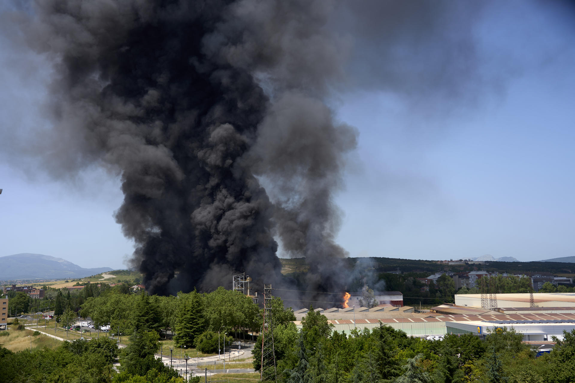 Un incendio ocurrido este viernes en la fábrica del productos de higiene personal LEA, en Vitoria, ha causado llamaradas de varios metros de altura y una densa columna de humo negro que es visible desde toda la ciudad. 
Las empresas colindantes a la fábrica incendiada, ubicada en el polígono industrial de Gamarra, han sido desalojadas ante las dimensiones del incendio que ha tenido lugar a las 13.45 horas y no ha causado heridos.
La labor de los bomberos se está concentrando en evitar que las llamas se extiendan a unos depósitos de oxígeno existentes en la fábrica, cuyo personal ha podido abandonar las instalaciones, según han explicado desde el Ayuntamiento de la capital alavesa. EFE/ L.Rico
