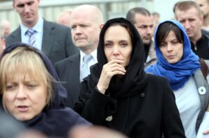 La actriz estadounidense Angelina Jolie (centro) y el ministro de Asuntos Exteriores británico, William Hague (atrás), visitan el Centro Memorial de Potocari, cerca de Srebrenica, Bosnia y Herzegovina, el 28 de marzo de 2014 (reeditado el 2 de junio de 2025).
EFE/EPA/FEHIM DEMIR