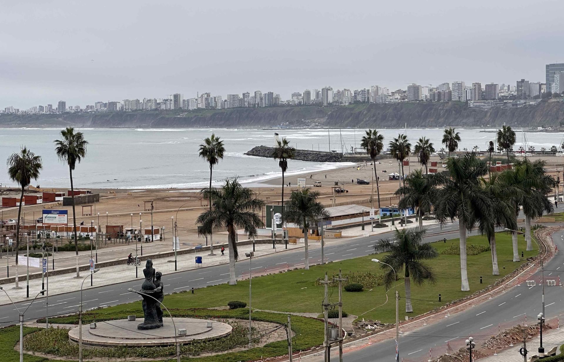 Fotografía de la avenida Costa Verde cerrada por derrumbes producto del sismo ocurrido este domingo, en Lima (Perú). EFE/Mikhail Huacán