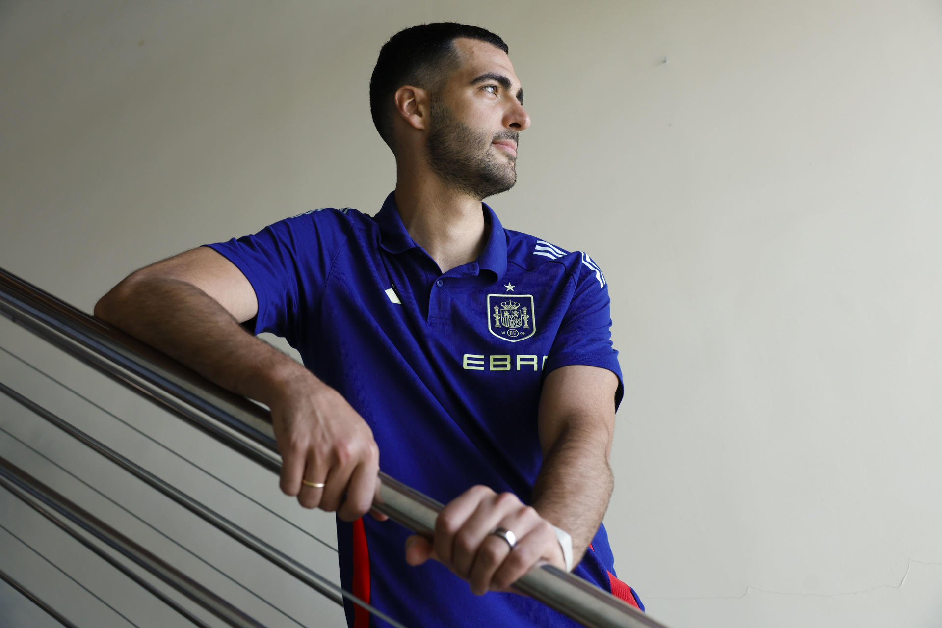 El centrocampista de la selección española Mikel Merino posa durante la entrevista con la Agencia EFE en la Ciudad del Fútbol de Las Rozas. EFE/Juan Carlos Hidalgo
