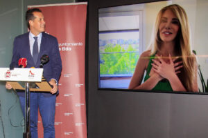 El alcalde de Elda, Rubén Alfaro, durante la comparecencia este jueves en la que ha anunciado que la presentadora de televisión, actriz y modelo Paula Vázquez ha sido elegida la "mejor calzada de España 2025" por parte del Museo del Calzado y el ayuntamiento de Elda (Alicante). EFE/Morell