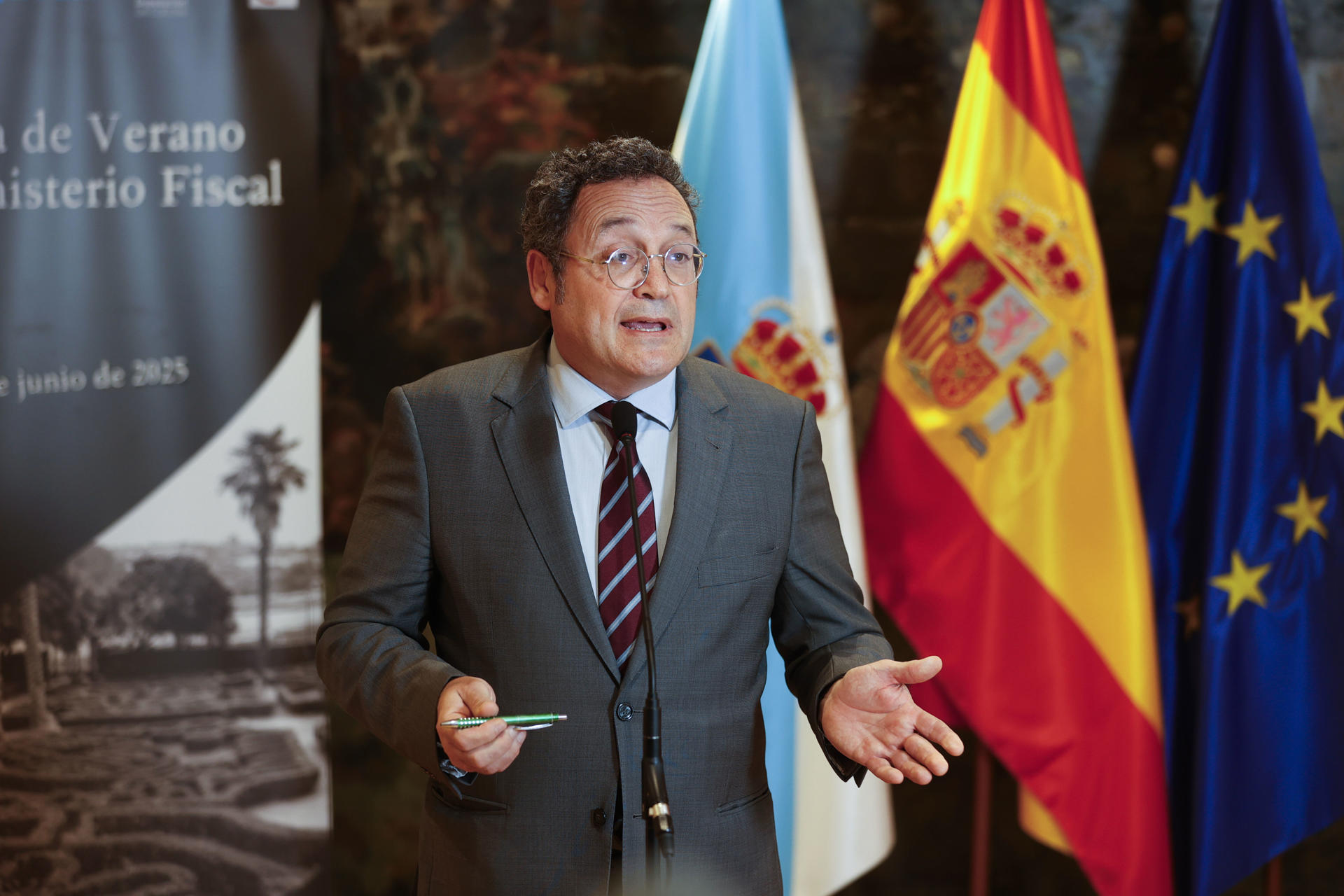 El fiscal general del Estado, Álvaro García Ortiz, durante la clausura este viernes de la Escuela de Verano del Ministerio Fiscal, que desde el pasado miércoles ha acogido el Pazo de Mariñán, situado en el concello coruñés de Bergondo. EFE/Cabalar