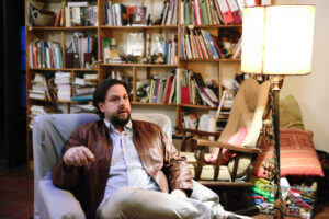 Fotografía del escritor y periodista francés Pablo Daniel Magee hablando durante una entrevista con EFE, en Asunción (Paraguay). EFE/ Juan Pablo Pino