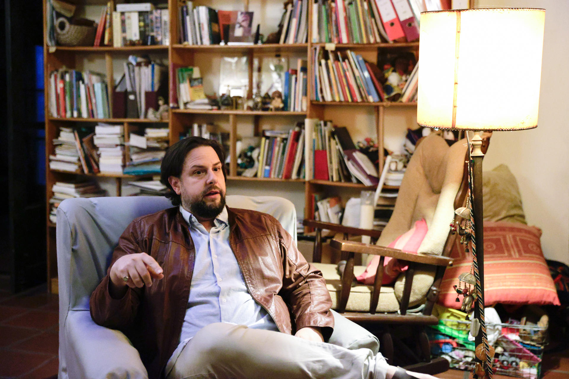 Fotografía del escritor y periodista francés Pablo Daniel Magee hablando durante una entrevista con EFE, en Asunción (Paraguay). EFE/ Juan Pablo Pino