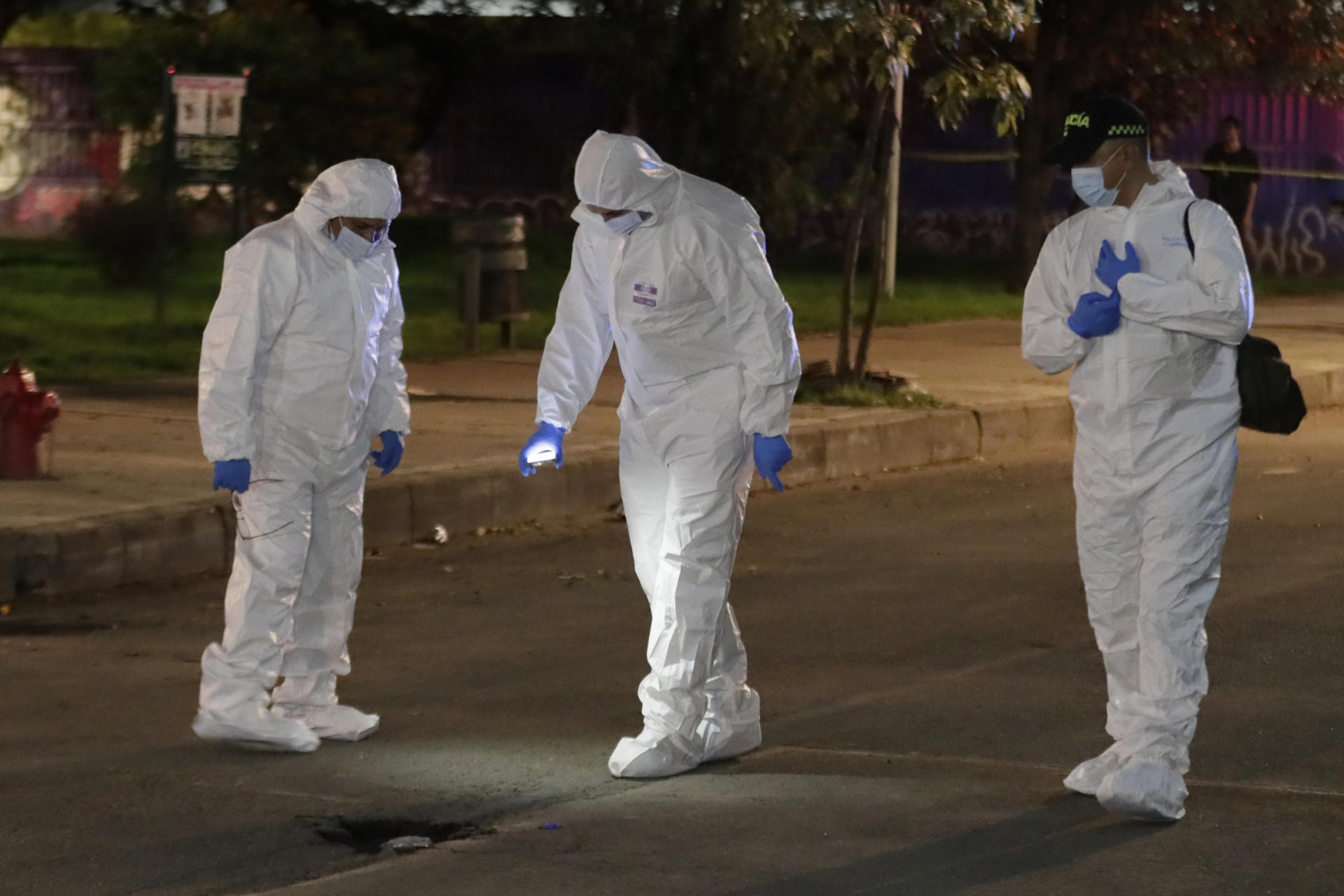 Integrantes de la Dirección de Investigación Criminal e Interpol (DIJIN) fueron captado este sábado, 7 de junio, al inspeccionar la zona del atentado contra el senador Miguel Uribe Turbay, en Bogotá (Colombia). EFE/Carlos Ortega

