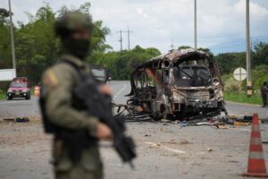Vista general de los escombros de un autobus incinerado tras una explosión, atribuida a disidencia de las FARC, este martes, 10 de junio, a pocos metros del peaje de la población de Villa Rica (Cauca, Colombia). EFE/Ernesto Guzmán