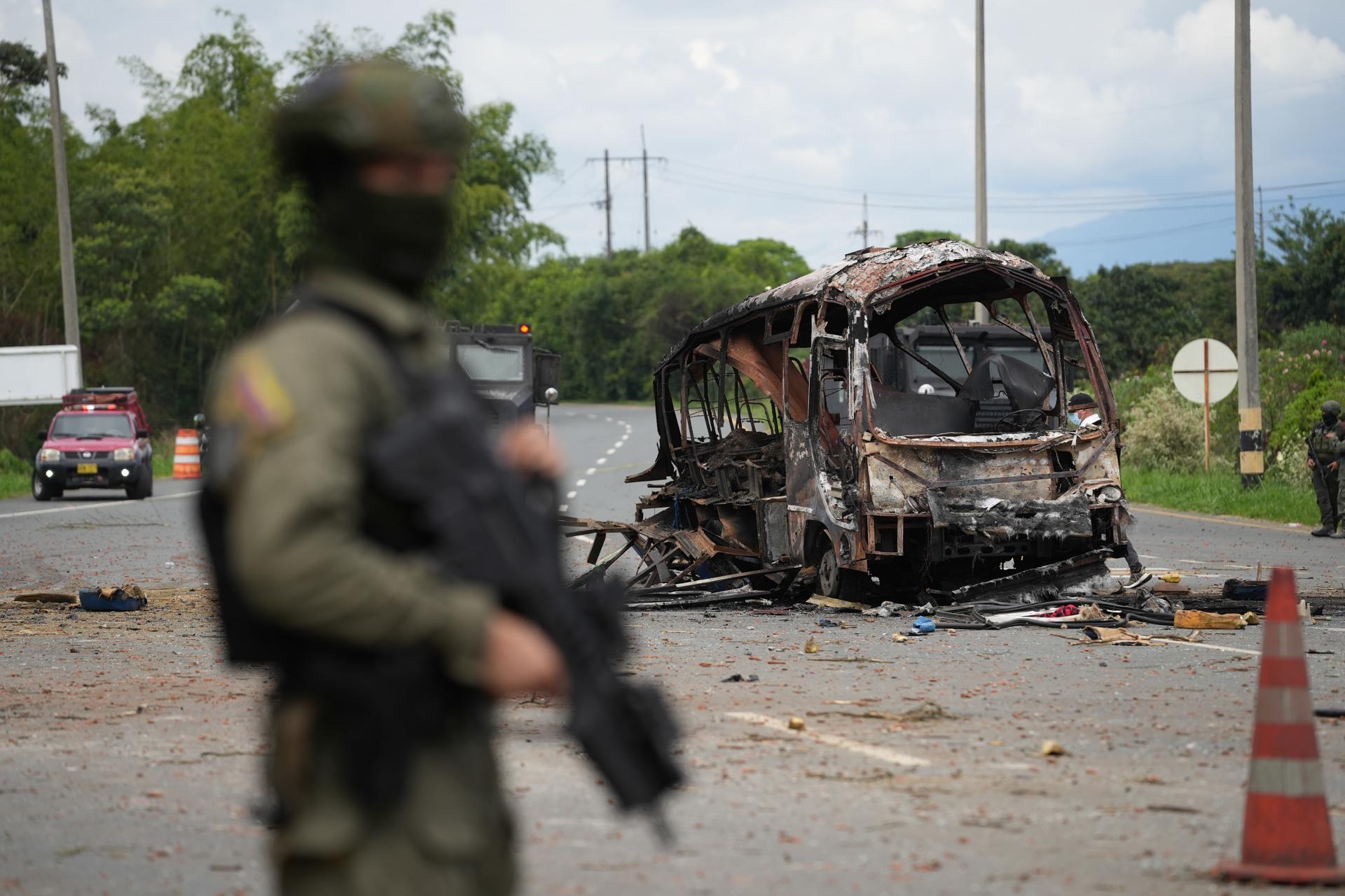 Vista general de los escombros de un autobus incinerado tras una explosión, atribuida a disidencia de las FARC, este martes, 10 de junio, a pocos metros del peaje de la población de Villa Rica (Cauca, Colombia). EFE/Ernesto Guzmán