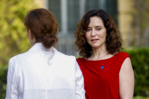 La presidenta del Gobierno madrileño, Isabel Díaz Ayuso (d), y la ministra de Sanidad, Mónica García, tras saludarse este viernes en el Palau de Pedralbes, en Barcelona. EFE/ Quique Garcia
